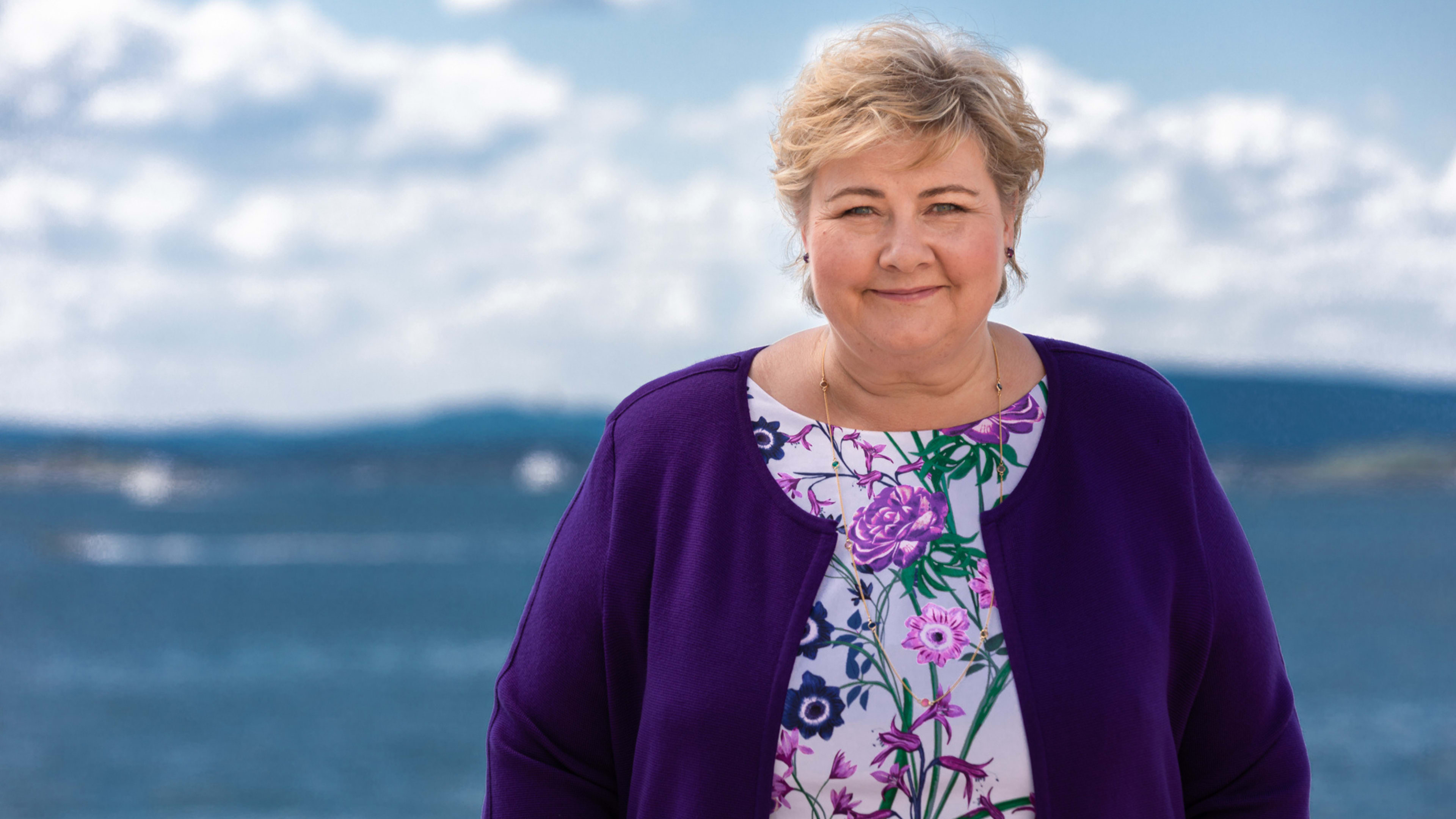 Portrettfoto av Erna Solberg som smiler